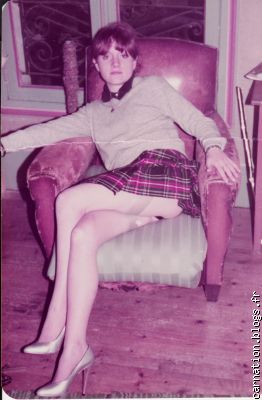 2 - La jupe d&eacute;couvrant le moir&eacute; du haut de ses bas gris.