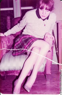 1 - La jupe d&eacute;couvrant le moir&eacute; du haut de ses bas gris.