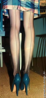 1 - Quelle vision ! petite jupe crayon tr&egrave;s cintr&eacute;e.